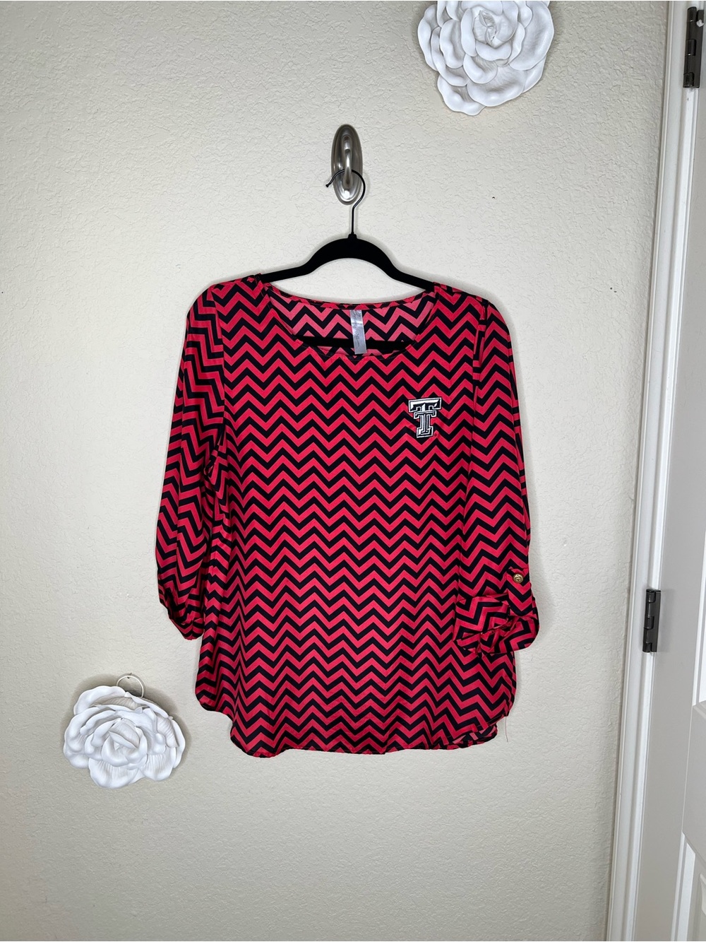 NTM: Texas Tech Red Raiders Bamboo Chevron Pink Black Blouse Roll Tab Large - Picture 2 of 13